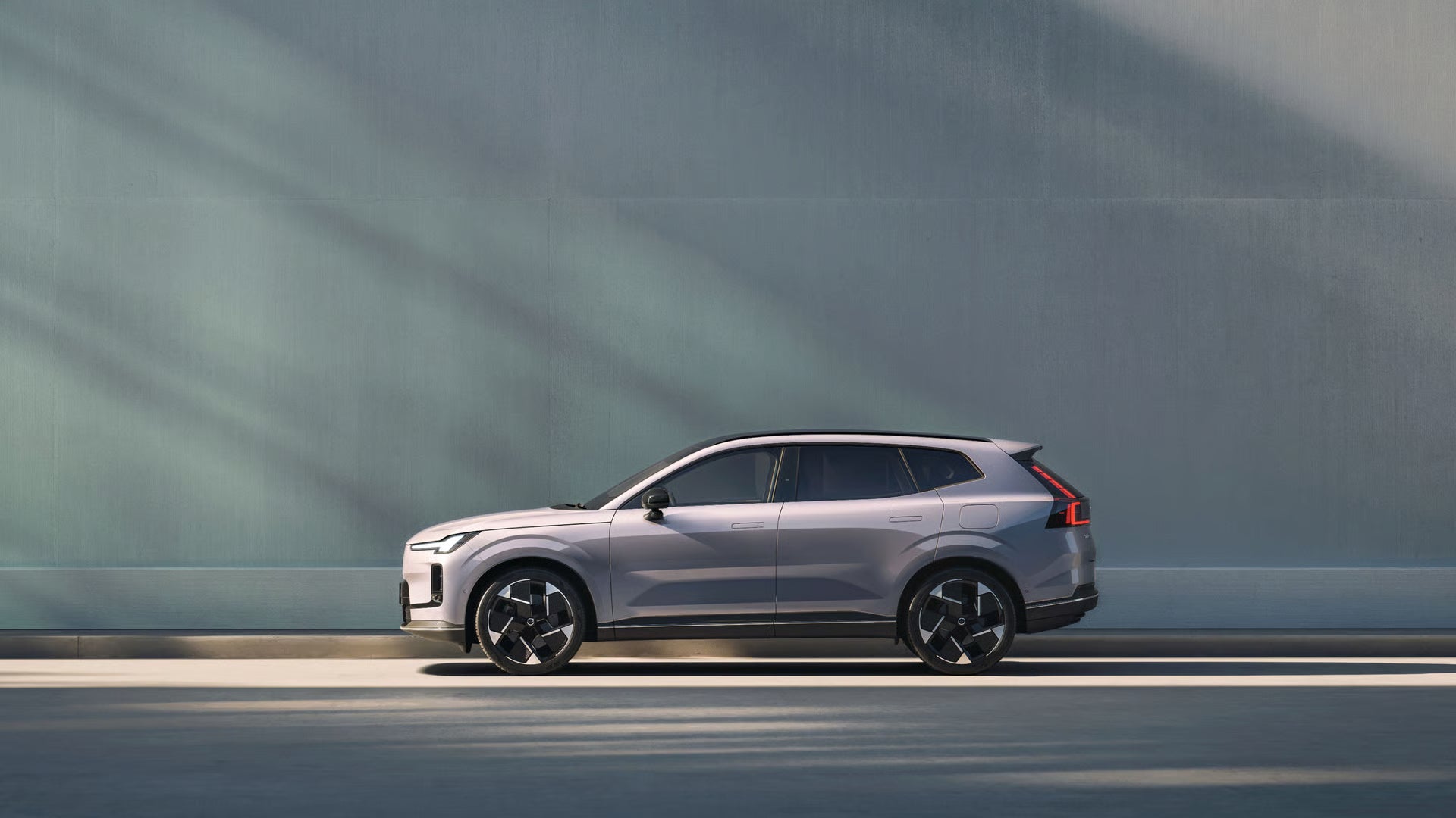 2026 Volvo XC70  Mid-Size Luxury Plug-in Hybrid SUV - LUM